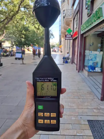 Célula de telefonía 4G instalada a la altura de la planta baja en la Alameda Principal de Málaga